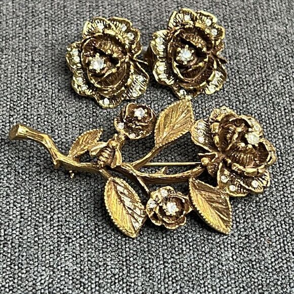 Gorgeous Set of Signed Goldette Brooch and Earrings Antique Gold - Picture 8 of 8